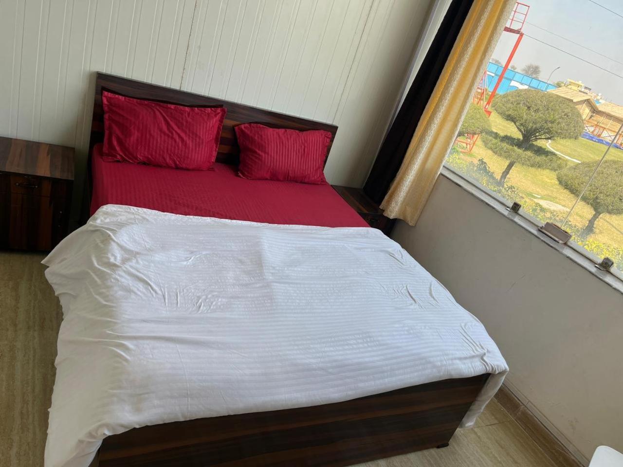 Hotel Krishna Fun Land Mathura Pokoj fotografie
